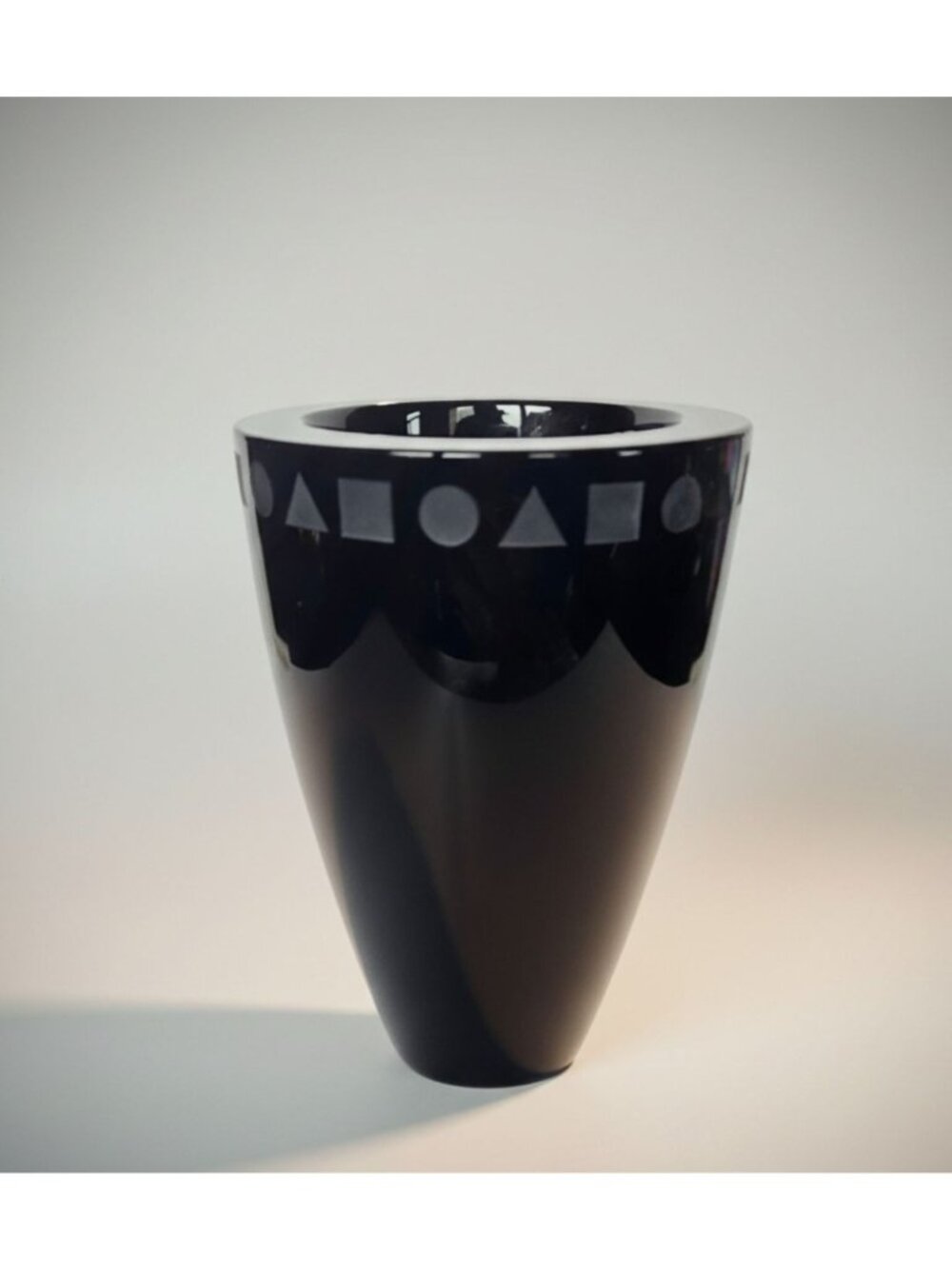 Sasaki Black Crystal Vase 24 perc. Etched Geometric collar. Stunning and excelle